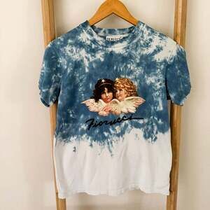 Fiorucci Blue Tie Dye Angels Graphic T-Shirt XS Cotton Short Sleeve Tee